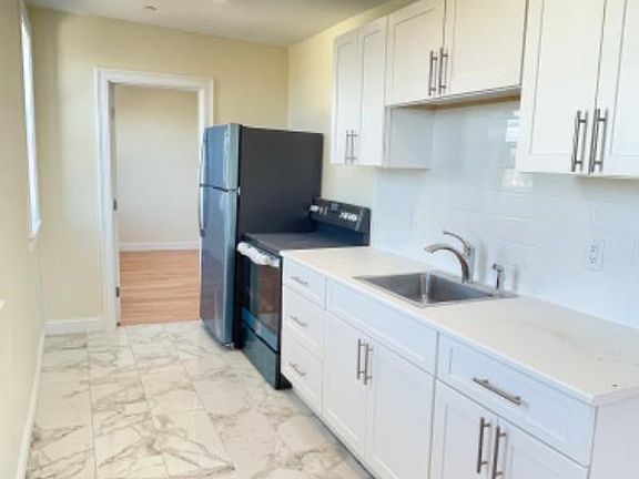 3rd image of 325 Newport Ave