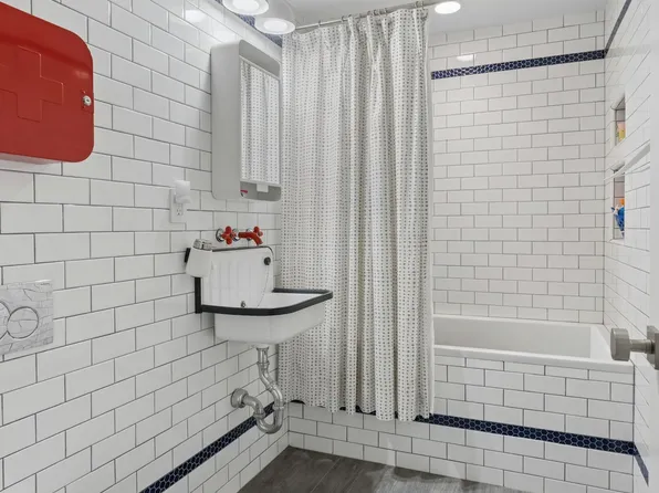 387 Grand Street image 9 of 11