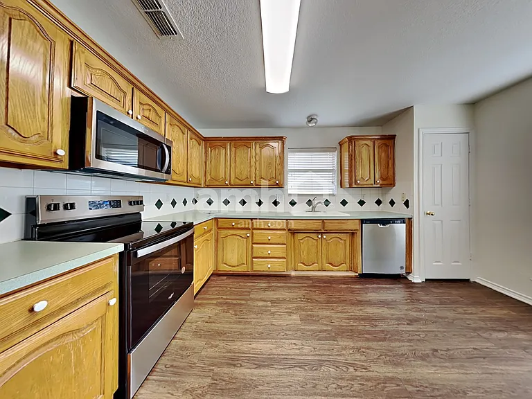 1082 Springhill Dr — Photo 4
