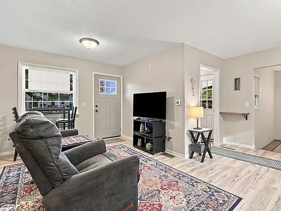 4th image of 702 N 5th Ave