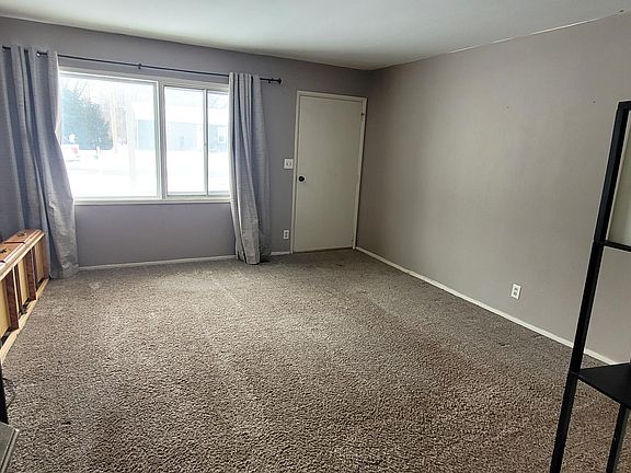 4th image of 102 Cairns St