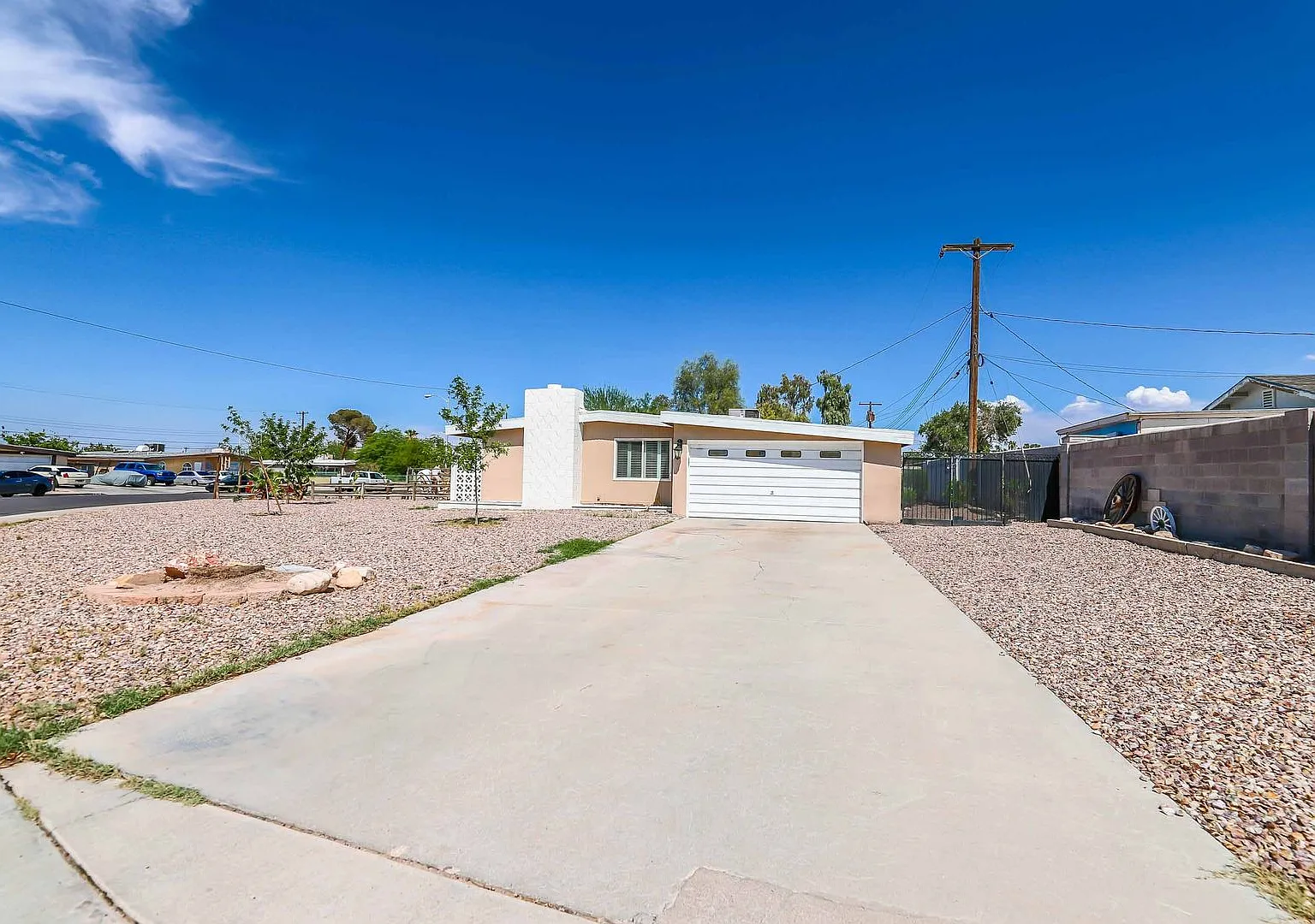 Charming 3 bedroom home for rent with a Western themed yard! — Photo 2