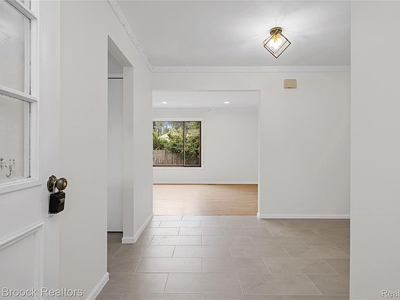 4th image of 28977 Lake Park Dr