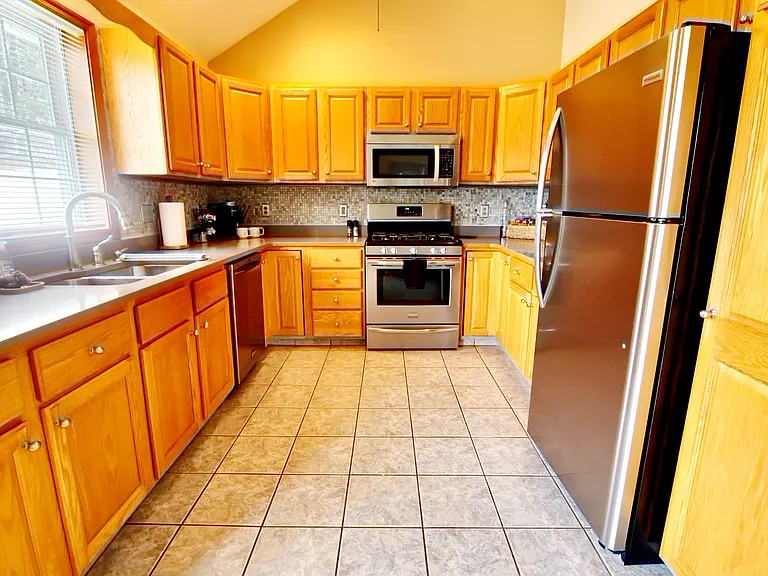 406 Roanoke Ln — Photo 3