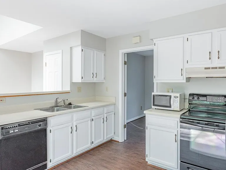 8915 Castle Point Dr — Photo 8