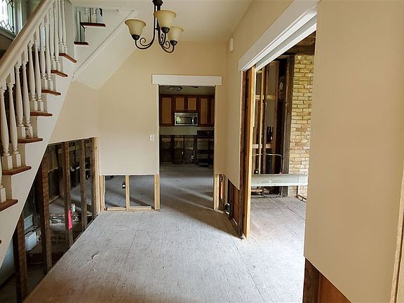 4th image of 902 2nd Ave NW