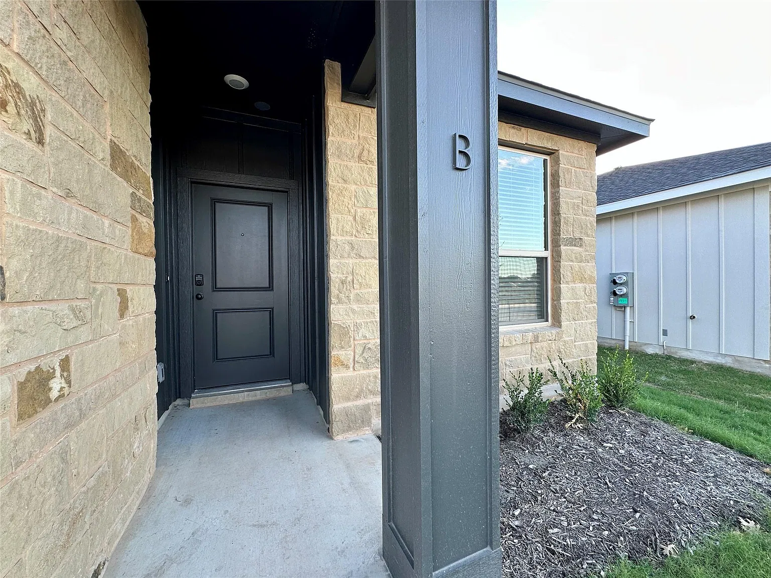 3 bed, 2.0 bath, 1175 sqft, $1,500 — Photo 3