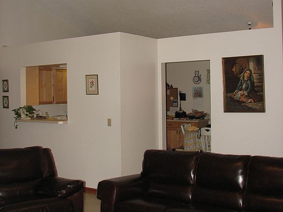 Living tiwards kitchen