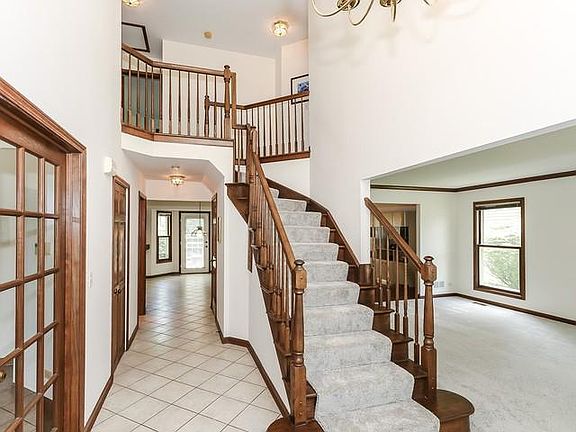 3rd image of 1621 Crowfoot Cir N