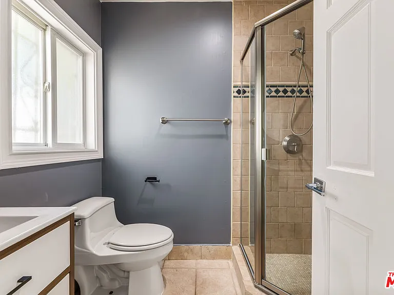 1112 S Highland Ave — Photo 24