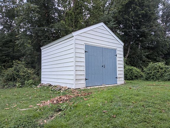 3rd image of 748 Suffolk Rd