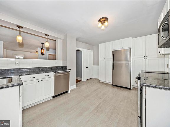 4th image of 202 Maple Ave