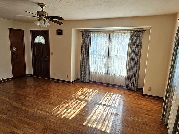 5th image of 300 S Columbia St