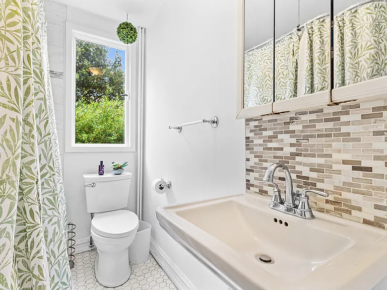 8 Halsey Ln — Photo 9