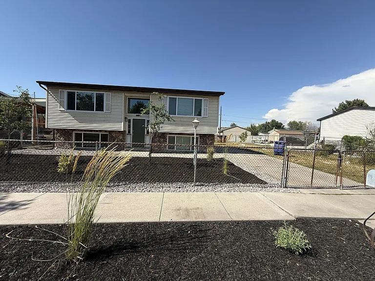 1838 W New York Dr — Photo 1