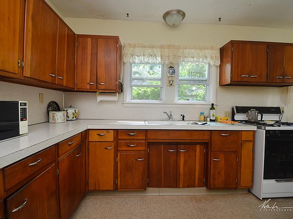4th image of 885 Petrie Ave