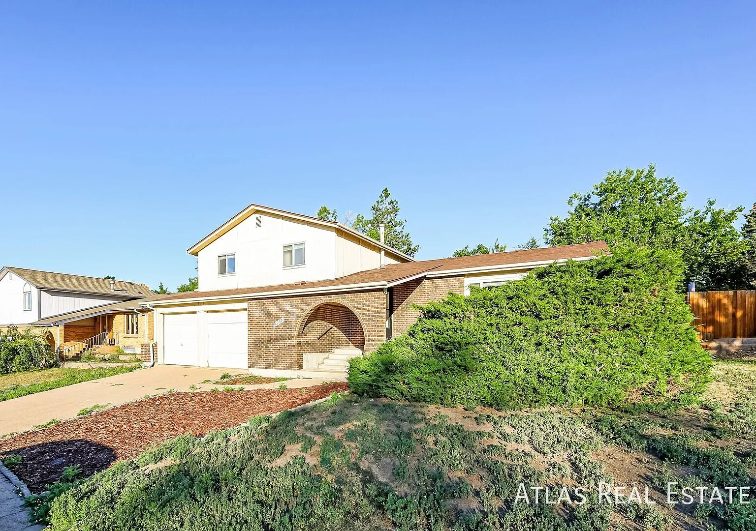 Beautiful 3 Bedroom 3 Bath home located in Arvada featuring a finished basement! — Photo 3