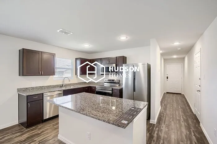 4 bed, 2.0 bath, 1571 sqft, $1,549 — Photo 4