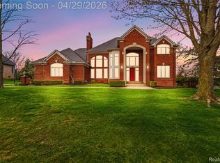 1920 Vinsetta Ct, Rochester, MI 48306