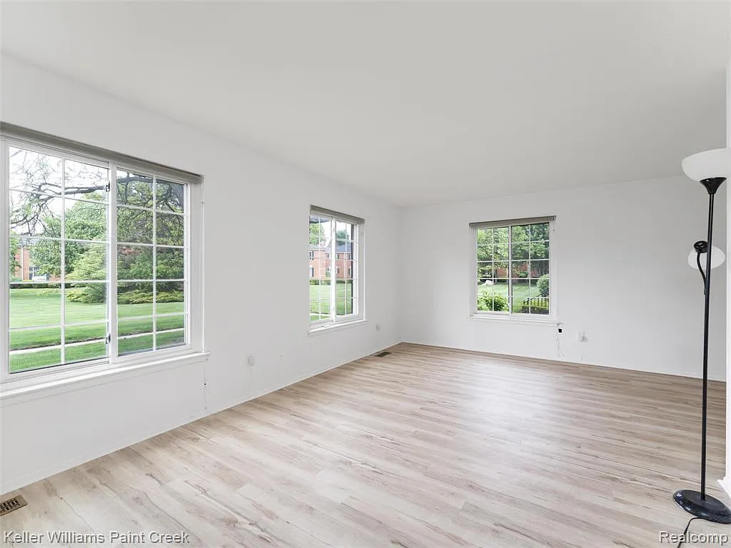 2 bed, 2.0 bath, 909 sqft, $1,600 — Photo 2