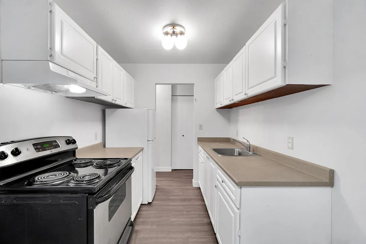 Dolphin Square Apartments — Photo 1