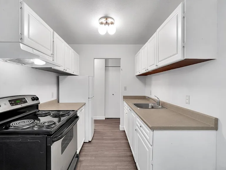 8200 Park Rd — Photo 1