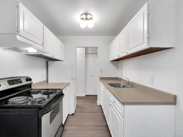 Dolphin Square Apartments, 8200 Park Rd, Richmond, BC V6Y 2Y8