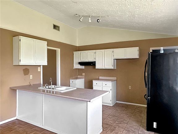 2nd image of 2871 Carr Rd