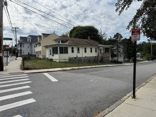 972 Bridge St, Lowell, MA 01850