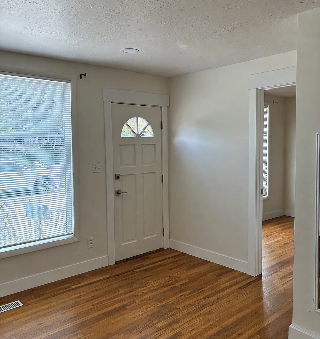 3 bed, 1070 sqft, $2,100 — Photo 3