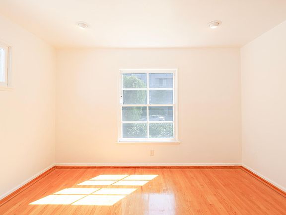 3rd image of 15521 Moorpark St