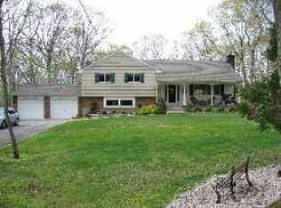 3 Avon Cout, Dix Hills, NY 11746