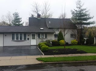 10 Pewter Ln, Hicksville, NY 11801