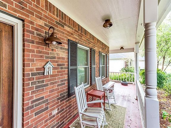 The cute front porch faces the quiet cul-de-sac street.