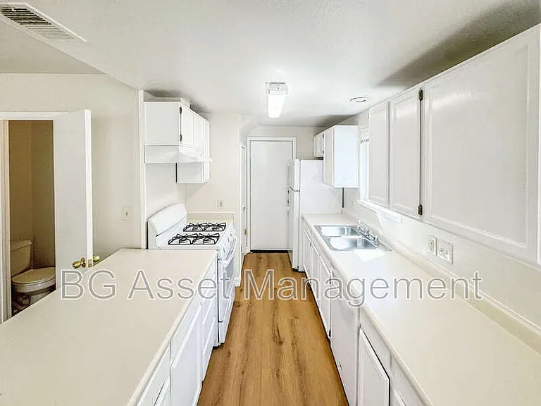 810 3rd St — Photo 4