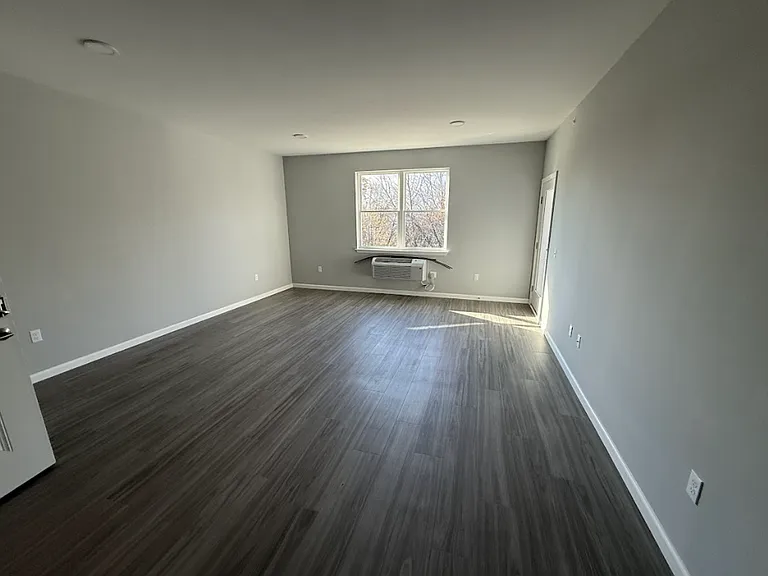 948 N. Front St. — Photo 8