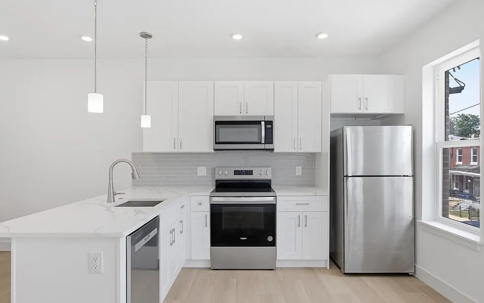 2 bed, 1025 sqft, $1,649 — Photo 1