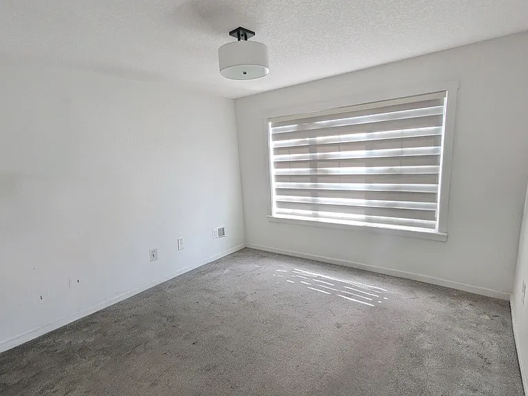 61 Silverton Glen Gate SW — Photo 11