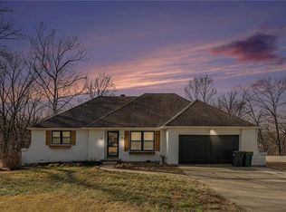 6706 NW Lawson Ln, Parkville, MO 64152