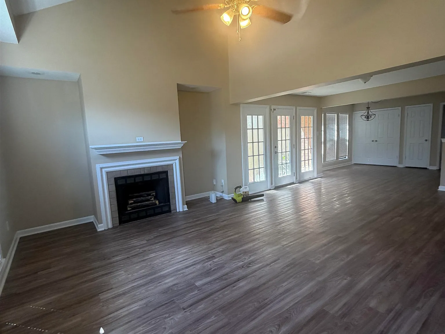 3 bed, 2.0 bath, 1799 sqft, $1,600 — Photo 3