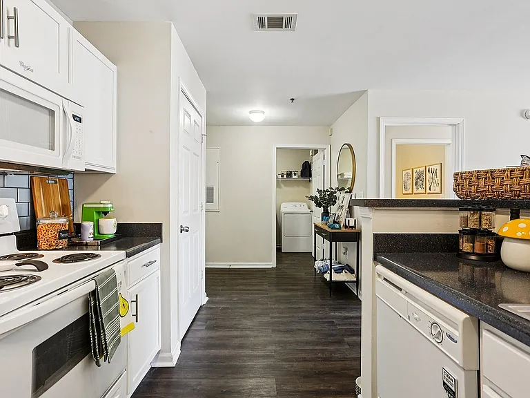 15-web-or-mls-University Ave-S2210-015