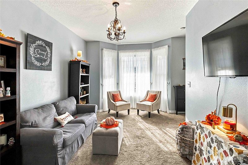 4th image of 929 Edinburgh Court