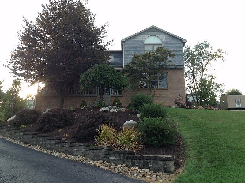 Mammoth 2-story
						:
						.4 acres - professionally landscaped in beautiful neighborhood