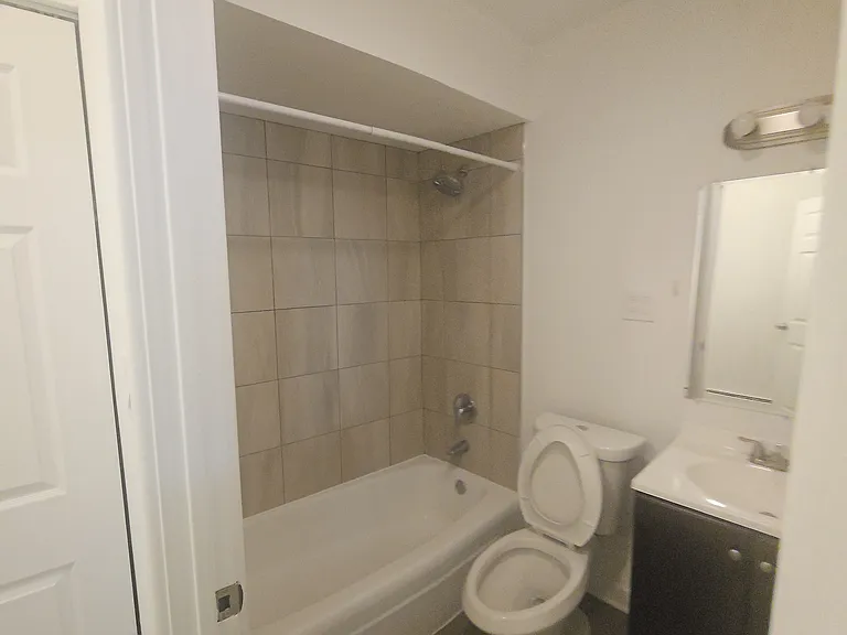 6211 N Kenmore Ave #204 — Photo 2