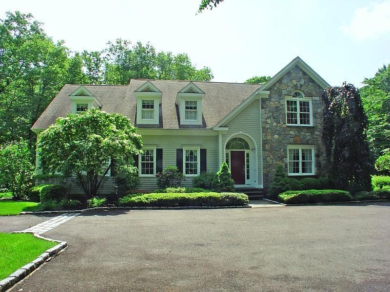 Wonderully Sited Colonial