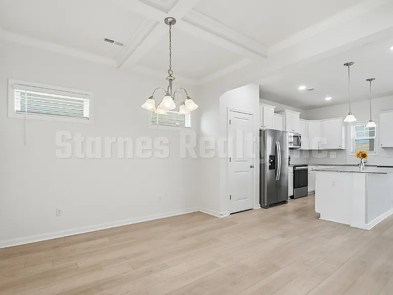 808 Pullman Loop — Photo 8