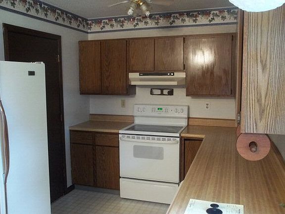 3rd image of 806 Greenway Dr