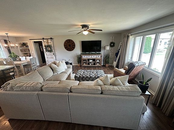 3rd image of 809 Starlite Dr