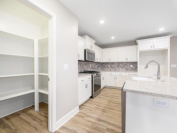 5th image of 1003 2nd St