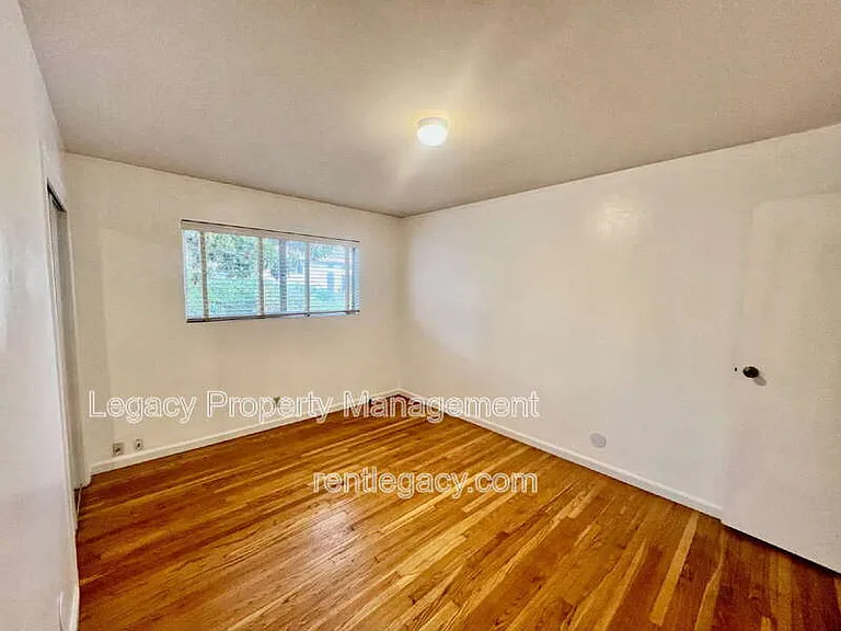 280 Markham Ave — Photo 10
